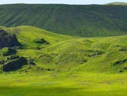 Pesona Keindahan Alam Kawah Wurung: Bukit Cincin di Jantung Zamrud Bondowoso