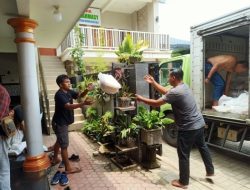 Perhutani Bondowoso Serahkan Bantuan Dari Kementerian BUMN Untuk Warga Korban Benca Alam