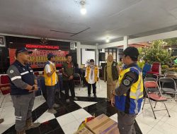 PTPP Proyek Tol Prosiwangi Hadir di Tengah Derita Warga Semeru, Salurkan Bantuan untuk Pengungsi