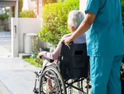 Perawat Lansia di Rumah dengan Pelayanan Humanis